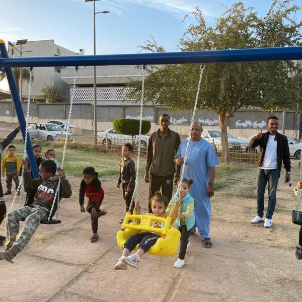 وكالة الجهود التطوعية للشباب تشرع في تركيب ألعاب ترفيهية لليافعين بالحديقة العامة سبها (4)