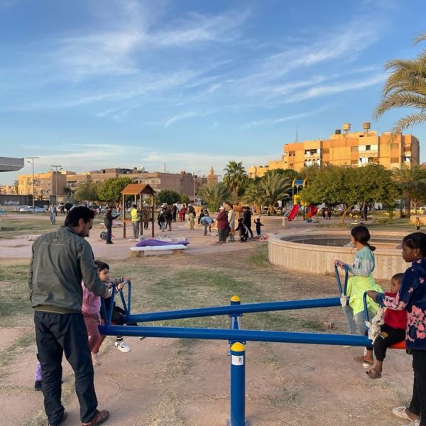 وكالة الجهود التطوعية للشباب تشرع في تركيب ألعاب ترفيهية لليافعين بالحديقة العامة سبها (6)