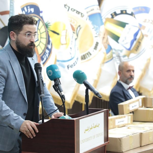 الشباب تشارك في مراسم تسليم بطاقات المنحة الطلابية (1)