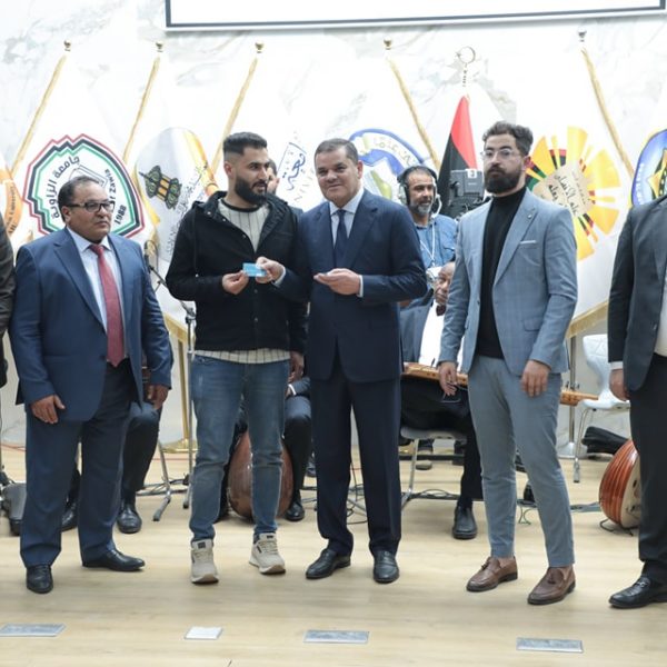 الشباب تشارك في مراسم تسليم بطاقات المنحة الطلابية (10)