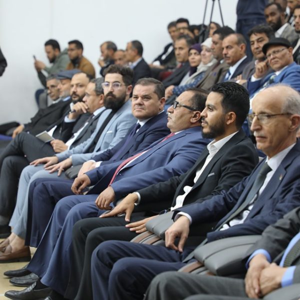 الشباب تشارك في مراسم تسليم بطاقات المنحة الطلابية (12)