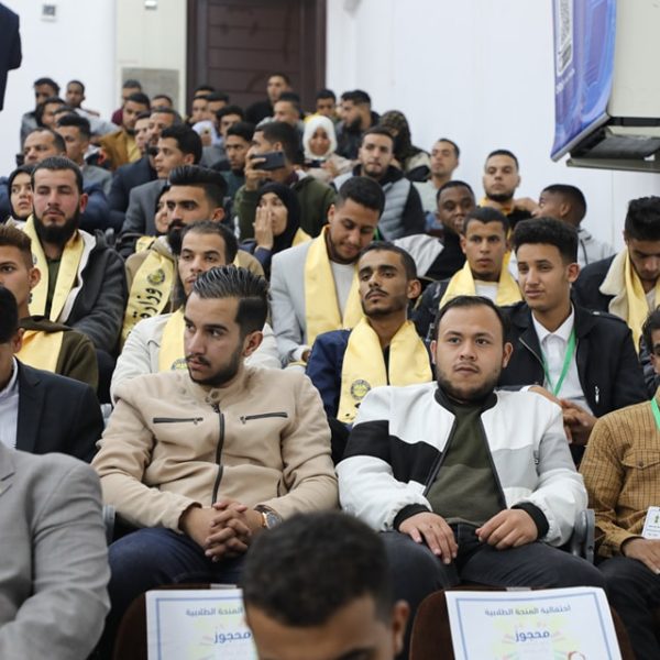 الشباب تشارك في مراسم تسليم بطاقات المنحة الطلابية (13)