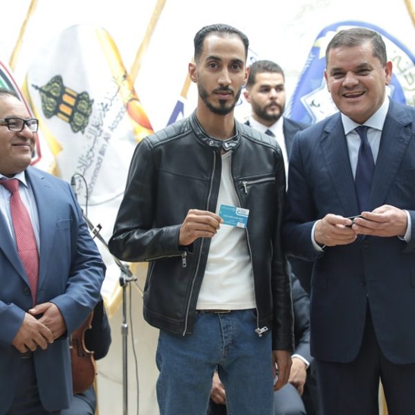 الشباب تشارك في مراسم تسليم بطاقات المنحة الطلابية (2)