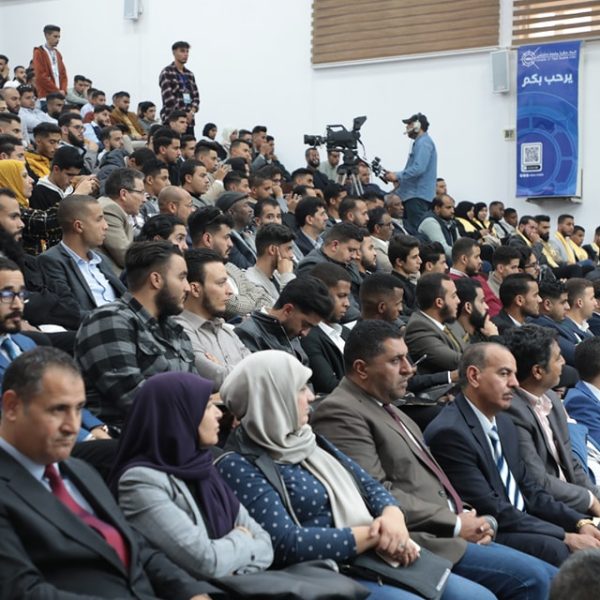 الشباب تشارك في مراسم تسليم بطاقات المنحة الطلابية (3)