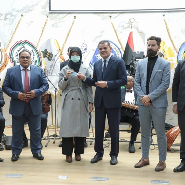 الشباب تشارك في مراسم تسليم بطاقات المنحة الطلابية (4)