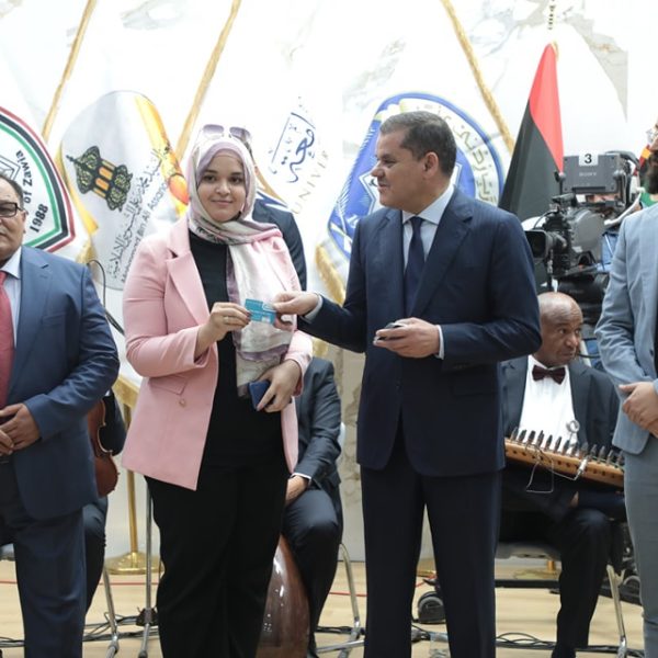 الشباب تشارك في مراسم تسليم بطاقات المنحة الطلابية (5)