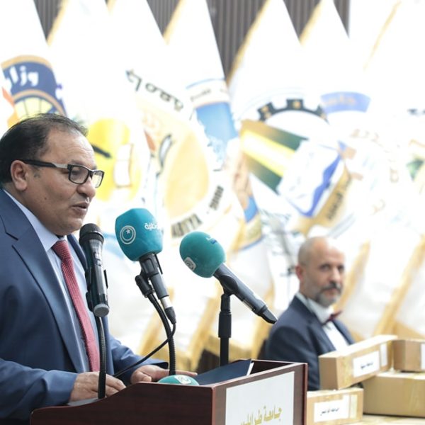 الشباب تشارك في مراسم تسليم بطاقات المنحة الطلابية (6)