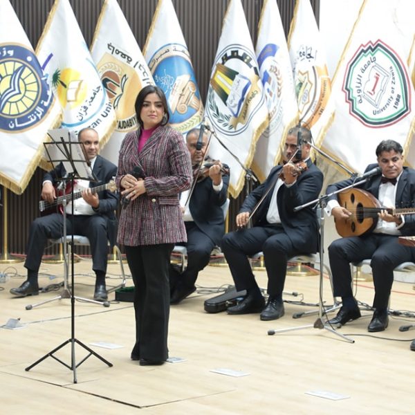 الشباب تشارك في مراسم تسليم بطاقات المنحة الطلابية (8)