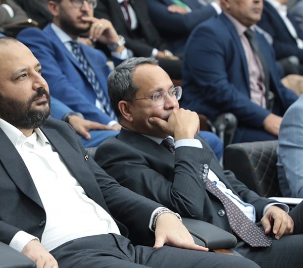 الشباب تشارك في مراسم تسليم بطاقات المنحة الطلابية (9)