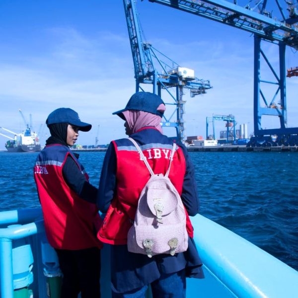 زيارة المشاركات قائدات الأمل إلى شركة الجيد للصناعات الغدائية في اليوم المفتوح (17)