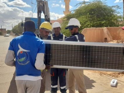 وكالة الجهود التطوعيه للشباب بمنطقة الديسه يساهمون في تركيب الانارة بالطاقه الشمسيه (1)